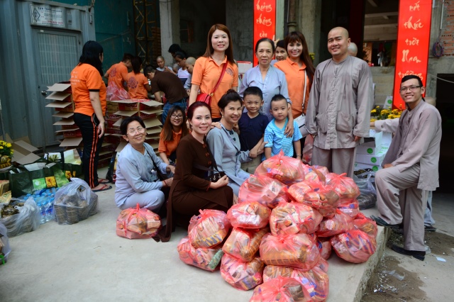 Di Lặc du xuân - Ấm áp những sẻ chia trong đêm giao thừa
