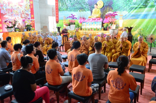 Di Lặc du xuân - Ấm áp những sẻ chia trong đêm giao thừa