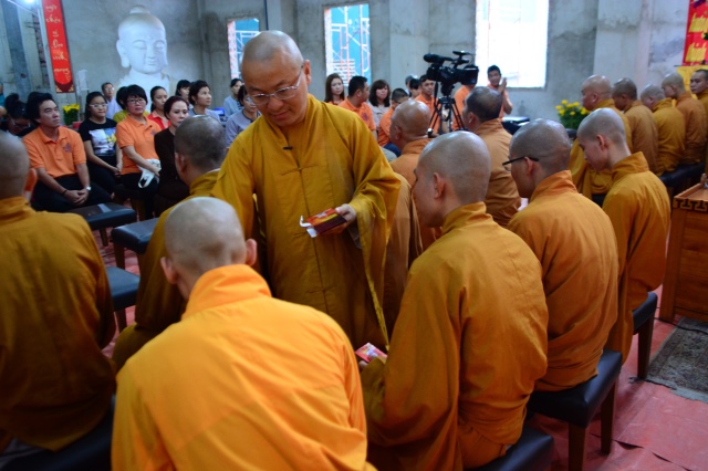 Di Lặc du xuân - Ấm áp những sẻ chia trong đêm giao thừa