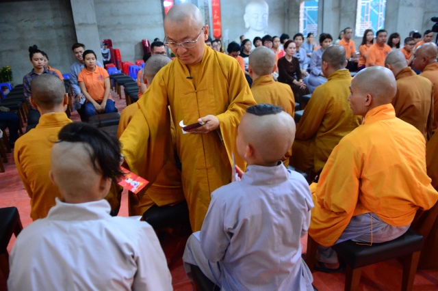 Di Lặc du xuân - Ấm áp những sẻ chia trong đêm giao thừa