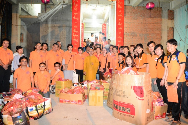 Di Lặc du xuân - Ấm áp những sẻ chia trong đêm giao thừa