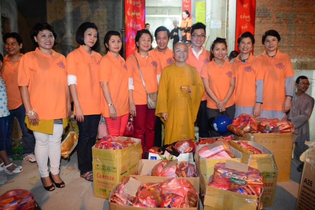 Di Lặc du xuân - Ấm áp những sẻ chia trong đêm giao thừa