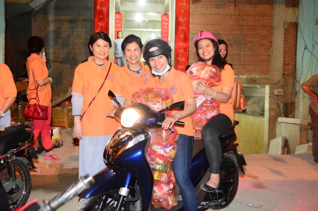 Di Lặc du xuân - Ấm áp những sẻ chia trong đêm giao thừa