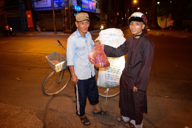 Di Lặc du xuân - Ấm áp những sẻ chia trong đêm giao thừa