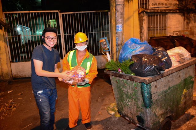 Di Lặc du xuân - Ấm áp những sẻ chia trong đêm giao thừa