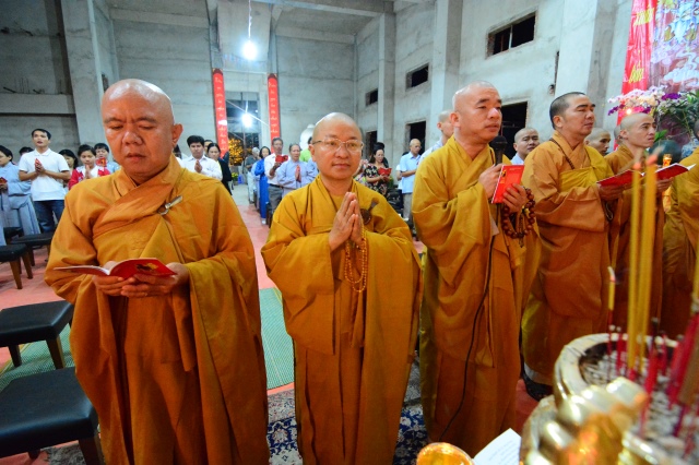 Chùm ảnh: Trang nghiêm lễ đón giao thừa Ất Mùi 2015 tại Chùa Giác Ngộ
