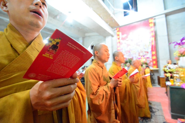 Chùm ảnh: Trang nghiêm lễ đón giao thừa Ất Mùi 2015 tại Chùa Giác Ngộ