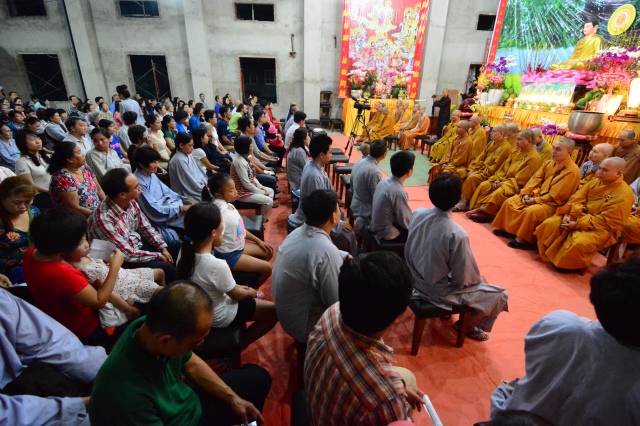 Chùm ảnh: Trang nghiêm lễ đón giao thừa Ất Mùi 2015 tại Chùa Giác Ngộ