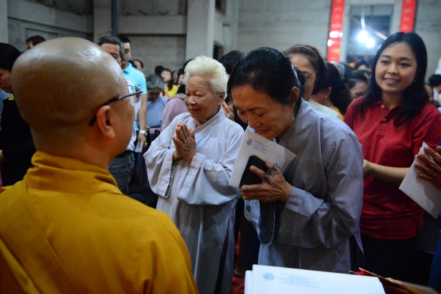 Chùm ảnh: Trang nghiêm lễ đón giao thừa Ất Mùi 2015 tại Chùa Giác Ngộ