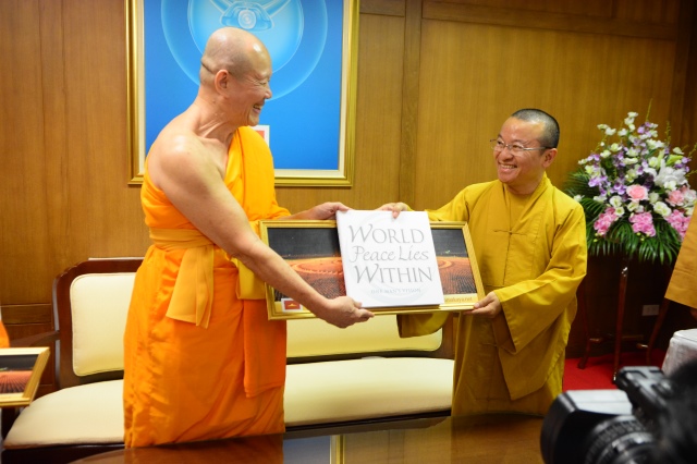 TT. Thích Nhật Từ nhận giải thưởng &quot;Lãnh Đạo Xuất Sắc Phật Giáo Thế Giới&quot; tại Thái Lan