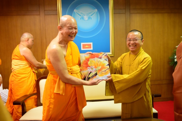 TT. Thích Nhật Từ nhận giải thưởng &quot;Lãnh Đạo Xuất Sắc Phật Giáo Thế Giới&quot; tại Thái Lan