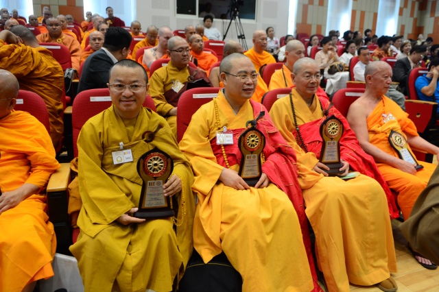 TT. Thích Nhật Từ nhận giải thưởng &quot;Lãnh Đạo Xuất Sắc Phật Giáo Thế Giới&quot; tại Thái Lan