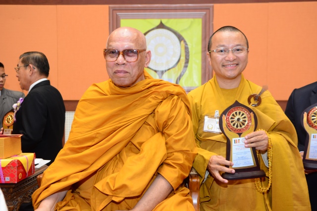 TT. Thích Nhật Từ nhận giải thưởng &quot;Lãnh Đạo Xuất Sắc Phật Giáo Thế Giới&quot; tại Thái Lan
