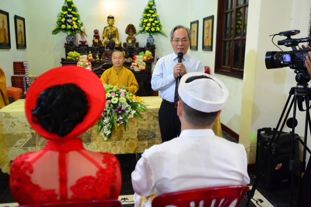 Cha mẹ hai bên có đôi lời với cặp vợ chồng mới.