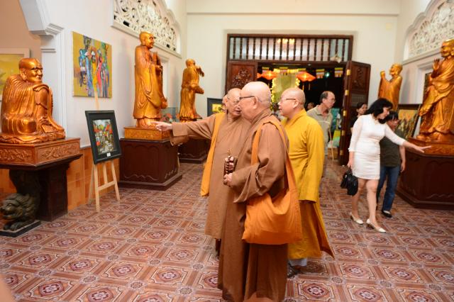 Chư Tôn đức tham quan triển lãm tranh của quỹ Đạo Phật Ngày Nay.