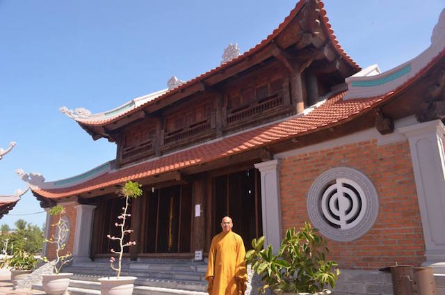 Quân dân huyện đảo Trường Sa đi chùa lễ Phật đầu năm