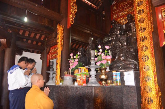 Quân dân huyện đảo Trường Sa đi chùa lễ Phật đầu năm