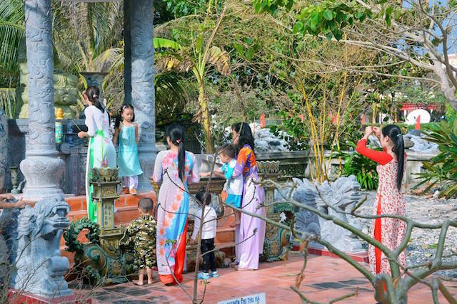 Quân dân huyện đảo Trường Sa đi chùa lễ Phật đầu năm