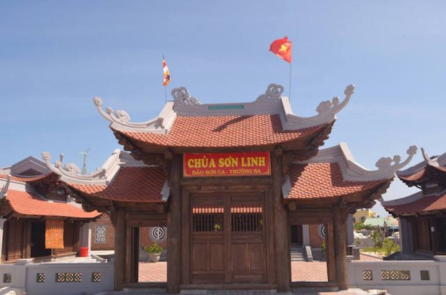 Quân dân huyện đảo Trường Sa đi chùa lễ Phật đầu năm