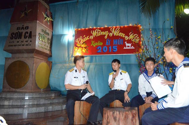 Quân dân huyện đảo Trường Sa đi chùa lễ Phật đầu năm