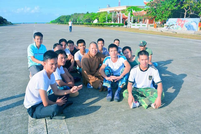 Quân dân huyện đảo Trường Sa đi chùa lễ Phật đầu năm