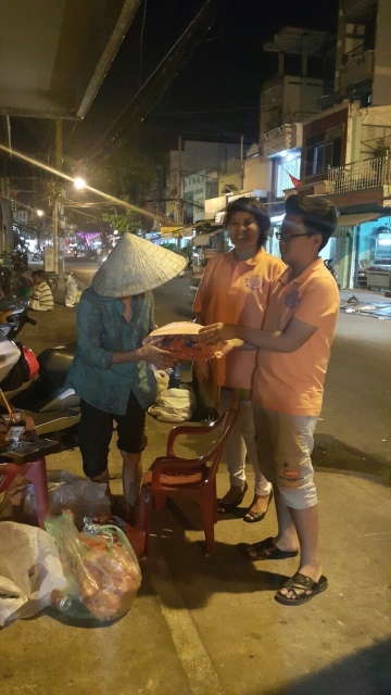 Di Lặc du xuân - Ấm áp những sẻ chia trong đêm giao thừa