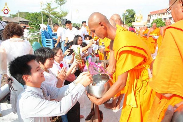 Thái Lan: Chùm ảnh dâng hoa cúng dường, gạo, thực phẩm cho chư Tăng mùa Hạ