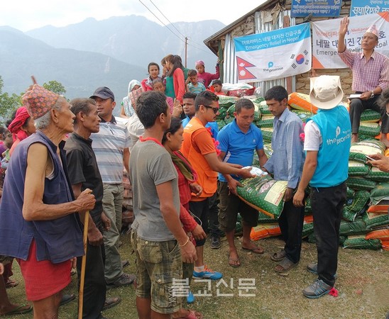Chùm ảnh Phật giáo Hàn Quốc cứu trợ nạn động đất tại Nepal