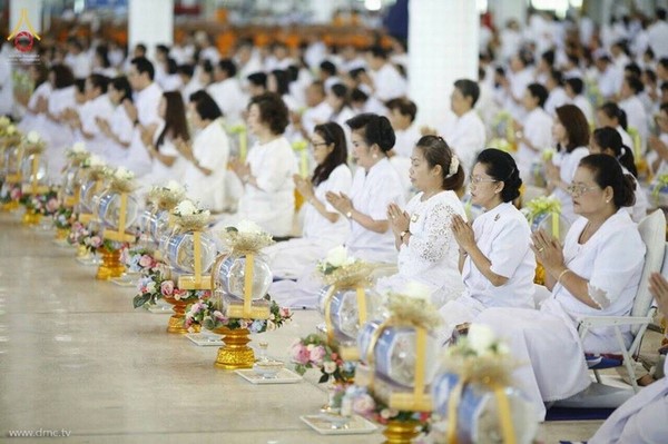 Thái Lan: Chùm ảnh lễ dâng áo mưa và đèn chiếu sáng mùa Hạ tại Dhammakaya