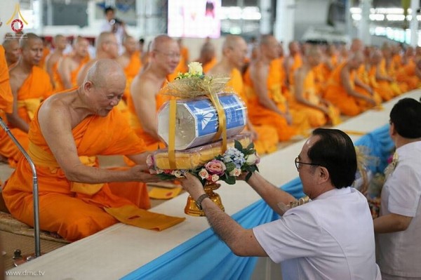 Thái Lan: Chùm ảnh lễ dâng áo mưa và đèn chiếu sáng mùa Hạ tại Dhammakaya