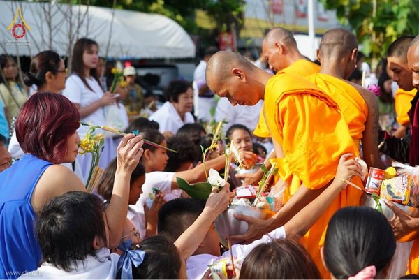 Thái Lan: Chùm ảnh dâng hoa cúng dường, gạo, thực phẩm cho chư Tăng mùa Hạ