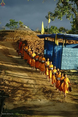 Chùm ảnh: Tăng sĩ trẻ Thái Lan khất thực kết duyên xây chùa