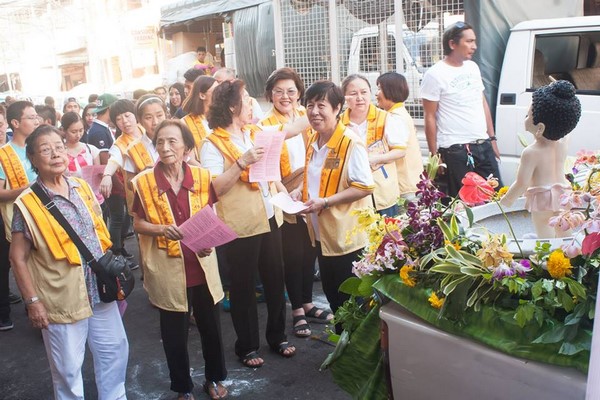 Philippines: Chùm ảnh Phật đản tổ chức xe hoa di động cho dân Phi tắm Phật chốn đô thị