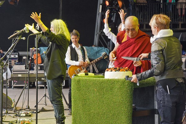 Vương quốc Anh: Chùm ảnh Đức Đạt Lai Lạt Ma tại Liên hoan Glastonbury