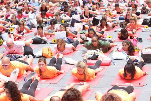 Chùm ảnh Tổng thư ký Liên Hợp Quốc tập yoga cùng ba vạn người