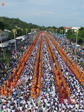 Thái Lan: Chùm ảnh dâng hoa cúng dường, gạo, thực phẩm cho chư Tăng mùa Hạ