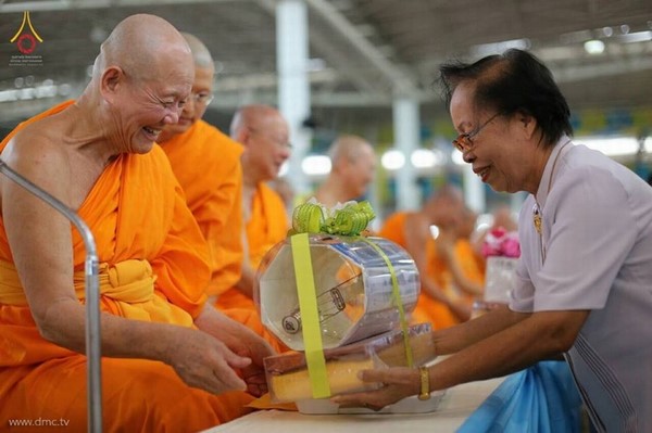Thái Lan: Chùm ảnh lễ dâng áo mưa và đèn chiếu sáng mùa Hạ tại Dhammakaya