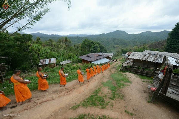 Chùm ảnh: Tăng sĩ trẻ Thái Lan khất thực kết duyên xây chùa