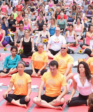 Chùm ảnh Tổng thư ký Liên Hợp Quốc tập yoga cùng ba vạn người