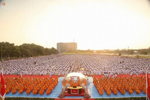 Thái Lan: Chùm ảnh Sự kiện Ngày Trái Đất tổ chức tại Tu viện viện Wat Phra Dhammakaya, Bangkok