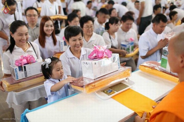 Thái Lan: Chùm ảnh lễ dâng áo mưa và đèn chiếu sáng mùa Hạ tại Dhammakaya