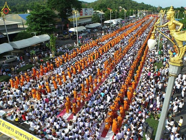 Thái Lan: Chùm ảnh dâng hoa cúng dường, gạo, thực phẩm cho chư Tăng mùa Hạ