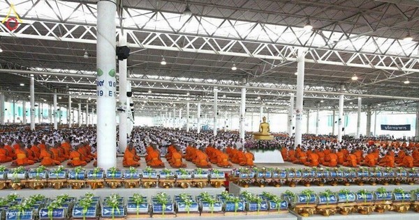 Thái Lan: Chùm ảnh lễ dâng áo mưa và đèn chiếu sáng mùa Hạ tại Dhammakaya
