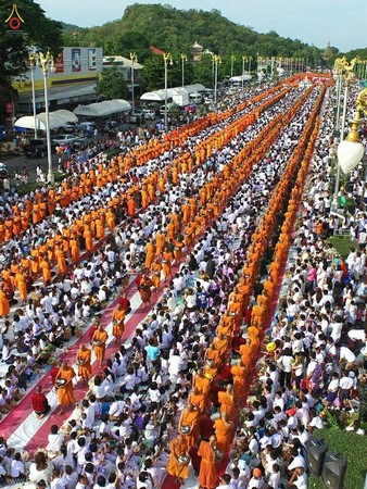 Thái Lan: Chùm ảnh dâng hoa cúng dường, gạo, thực phẩm cho chư Tăng mùa Hạ