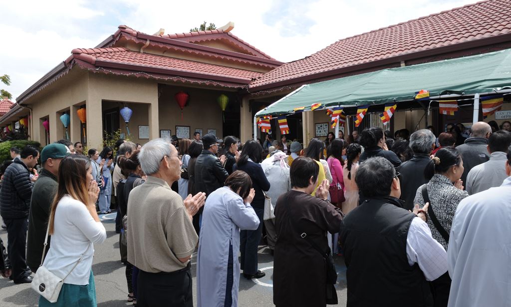 California: Chùm Ảnh Đón Mừng Đại Lễ Phật Đản PL 2559 Ở Một Số Chùa