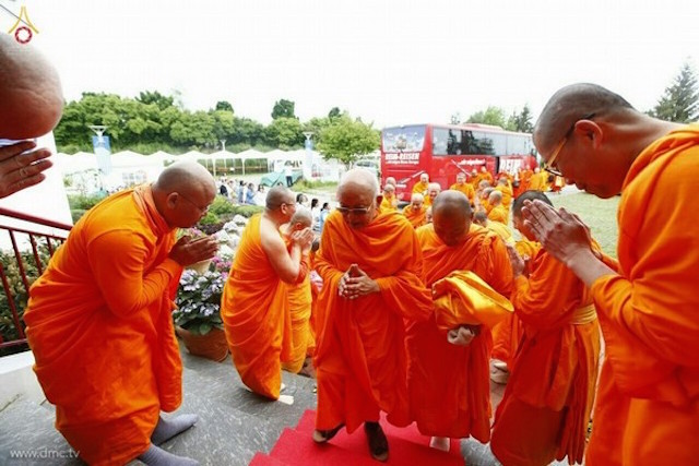 Đức Quốc: Chùm ảnh Lễ Loknimit Okpattsima tại chùa  Wat Phra Dhammakaya, bang Bavaria
