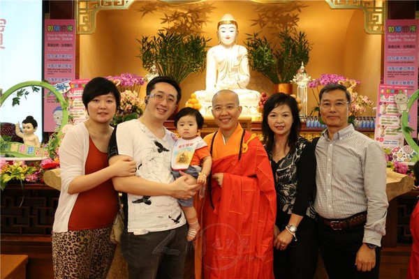 Hồng Kông: Lễ Phật đản chân dung và tấm gương gia đình hạnh phúc