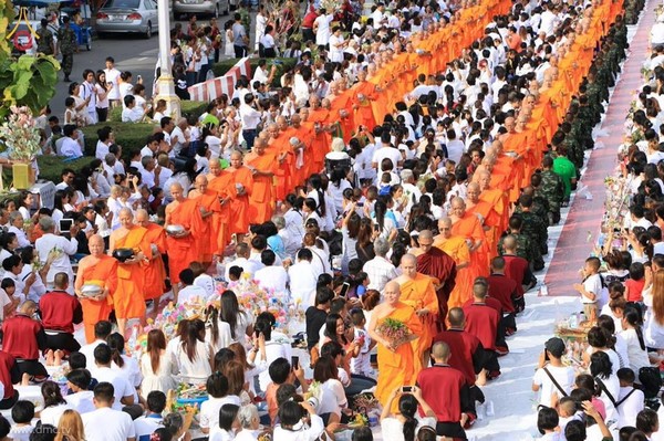 Thái Lan: Chùm ảnh dâng hoa cúng dường, gạo, thực phẩm cho chư Tăng mùa Hạ