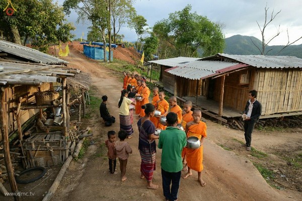 Chùm ảnh: Tăng sĩ trẻ Thái Lan khất thực kết duyên xây chùa