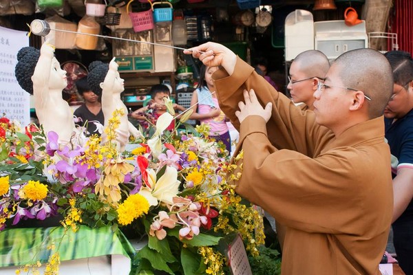 Philippines: Chùm ảnh Phật đản tổ chức xe hoa di động cho dân Phi tắm Phật chốn đô thị